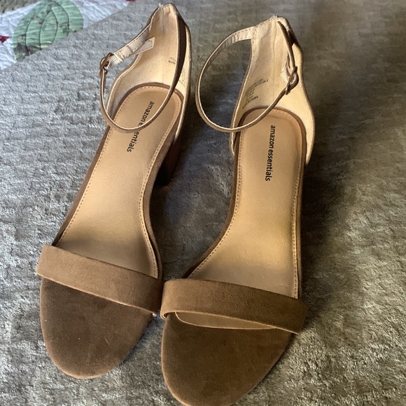 NWOT Amazon Essentials Chinky Strap Kitten Heel Minimalist Women’s 9.5 taupe - Picture 3 of 3